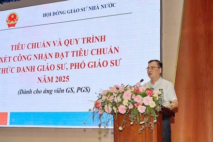 Phó Giáo sư, Tiến sĩ Trần Anh Tuấn, Chánh văn phòng Hội đồng Giáo sư Nhà nước phổ biến các nội dung về xét công nhận Giáo sư, Phó Giáo sư năm 2025. 