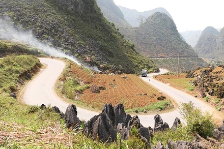 Tuyến Quốc lộ 4C thường xuyên được cải tạo, nâng cấp góp phần thúc đẩy du lịch vùng Công viên địa chất toàn cầu Cao nguyên đá Đồng Văn, tỉnh Hà Giang.