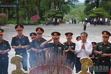 Thượng tướng Lê Quang Minh cùng Đoàn công tác của Quân ủy Trung ương, Bộ Quốc phòng cùng lãnh đạo tỉnh dâng hương tri ân các anh hùng liệt sĩ tại Nghĩa trang Liệt sĩ quốc gia Trường Sơn.