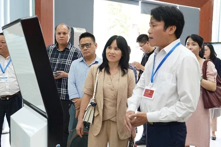 Đoàn công tác của Bộ Khoa học và Công nghệ tìm hiểu thực tế tại Trung tâm hành chính công thành phố Huế.