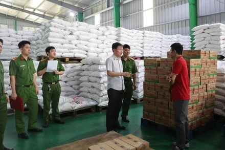 Công an kiểm tra kho hàng giả của công ty TNHH Famimoto do Nguyễn Văn Hưng làm giám đốc.