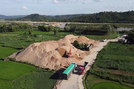 Tập kết, vận chuyển cát tại mỏ ven sông Kỳ Lộ, thuộc địa bàn xã Đồng Xuân, tỉnh Đắk Lắk.