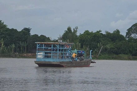 Một bến đò ở Chợ Mới đưa khách sang sông.