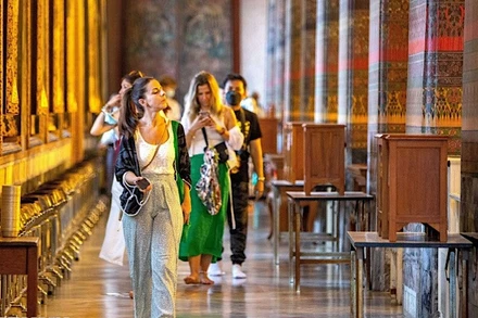 Khách du lịch tham quan Chùa Wat Pho ở Bangkok, Thái Lan. (Ảnh: THX/TTXVN)