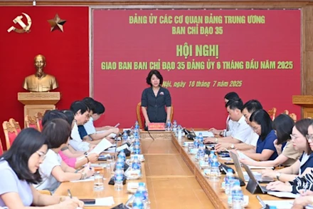 Đồng chí Nguyễn Thị Hoàng Vân, Phó Bí thư Đảng ủy các cơ quan Đảng Trung ương, Trưởng Ban Chỉ đạo 35 Đảng ủy chủ trì hội nghị. (Ảnh: Đăng Khoa)