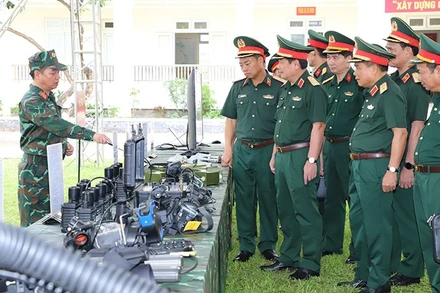 Đoàn công tác tham quan khu vực trưng bày trang thiết bị kỹ thuật.