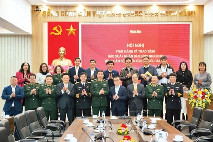 Lãnh đạo Báo Nhân Dân trao tặng Báo Xuân Bính Ngọ tới các chiến sĩ nơi biên giới, hải đảo.