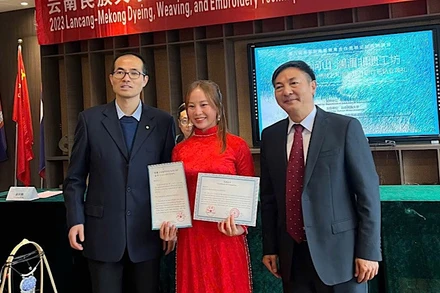 Vàng Thị Dế nhận giấy khen tại "Hội thảo di sản văn hóa phi vật thể Lancang-Mekong" tổ chức ở Trung Quốc năm 2023. (Ảnh: Nhân vật cung cấp)