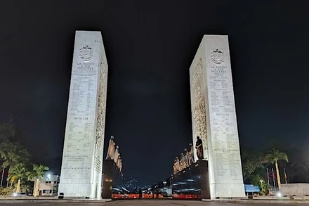 Đại lộ các anh hùng tiền bối ở thủ đô Caracas, Venezuela. (Ảnh: Hồng Quân)