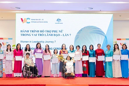 17 học viên của “Hành trình Hỗ trợ phụ nữ trong vai trò lãnh đạo” lần thứ 7 năm 2025 đã nhận chứng chỉ hoàn thành khóa học. (Ảnh: CTCC)