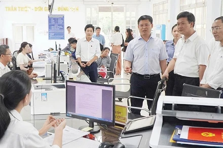 Lãnh đạo thành phố Huế kiểm tra việc vận hành mô hình chính quyền xã Quảng Điền. (Ảnh: Đ.QUANG)