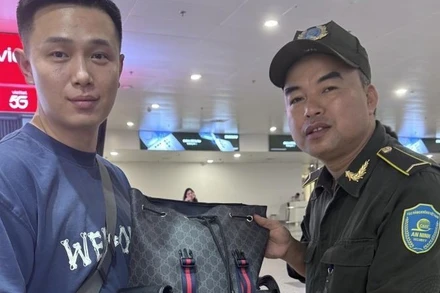 Khoảng 0 giờ 30 phút sáng, chiếc ba-lô được bàn giao nguyên vẹn cho anh Lai Jian Syun.