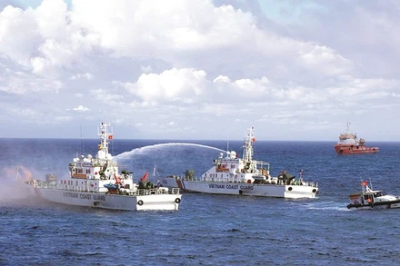 Cảnh sát biển Việt Nam huấn luyện công tác cứu hộ, cứu nạn trên biển.