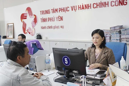 Người dân giao dịch tại Trung tâm Phục vụ hành chính công tỉnh Phú Yên. (Ảnh LỆ VĂN)