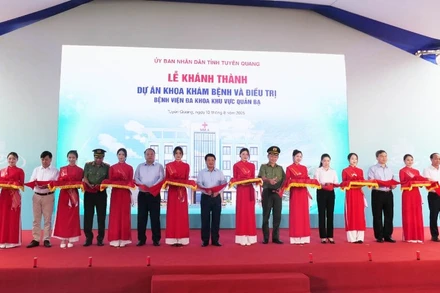 Cắt băng khánh thành Dự án Khoa khám bệnh và điều trị, Bệnh viện đa khoa khu vực Quản Bạ.