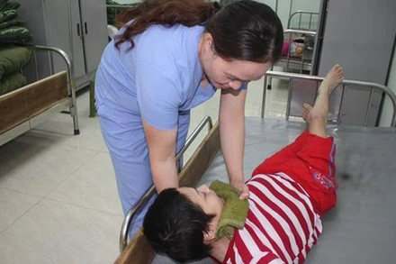 Chăm sóc cho nạn nhân chất độc da cam/dioxin. (Ảnh: TTXVN)