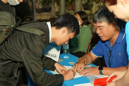 Công nhân điểm danh nhận vé xe quà Tết.