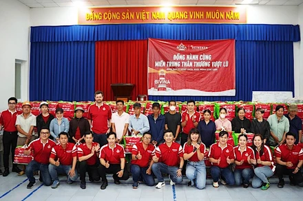 Đại diện nhãn hàng Bivina chụp hình lưu niệm cùng bà con phường Tây Nha Trang, Khánh Hòa.