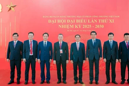 Đồng chí Bùi Thanh Sơn, Ủy viên Ban Chấp hành Trung ương Đảng, Phó Thủ tướng Chính phủ, Bộ trưởng Ngoại giao chụp ảnh lưu niệm cùng các đại biểu.