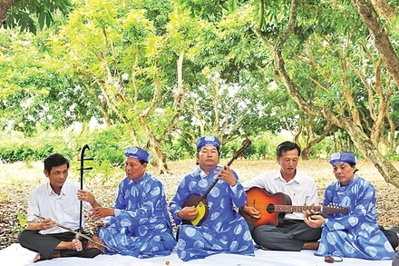 Các nghệ nhân Câu lạc bộ Đờn ca tài tử phường Hiệp Thành, tỉnh Cà Mau truyền dạy nghề cho các thành viên mới. (Ảnh: TTXVN)