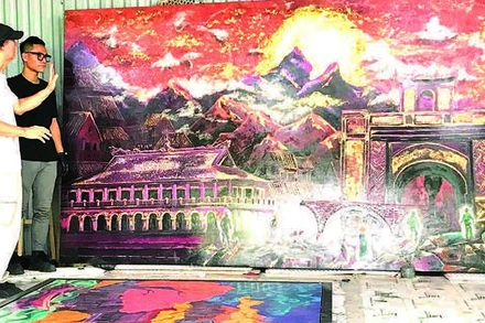 Họa sĩ Chu Nhật Quang và cha là Nghệ sĩ Ưu tú Chu Lượng trao đổi tại xưởng tranh sơn mài “Mùa xuân Độc lập".