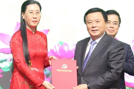 Đồng chí Nguyễn Xuân Thắng, Ủy viên Bộ Chính trị, Giám đốc Học viện Chính trị Quốc gia Hồ Chí Minh, Chủ tịch Hội đồng Lý luận Trung ương trao Quyết định của Bộ Chính trị về việc thành lập Đảng bộ tỉnh Quảng Ngãi cho Bí thư Tỉnh ủy Quảng Ngãi Bùi Thị Quỳnh Vân. 