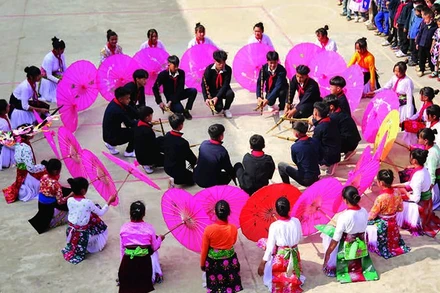 Học sinh thôn Cán Chu Phìn (tỉnh Hà Giang cũ) tham gia sinh hoạt dưới cờ với chủ đề “Đưa văn hóa truyền thống vào trường học”.