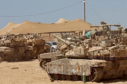 Xe quân sự Israel được triển khai gần biên giới với Dải Gaza. (Ảnh: THX/TTXVN)