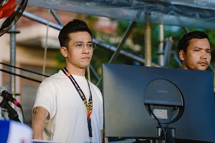 Nghệ sĩ Ưu tú Quang Hào, Giám đốc Nhà hát Trưng Vương sâu sát từng bước chuyển của các nghệ sĩ trên sâu khấu của DIFF 2025. (Ảnh: ĐÌNH TĂNG)