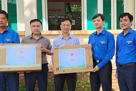 Lãnh đạo Trung ương Đoàn thanh niên trao tặng quà cho đội hình thanh niên tình nguyện ở xã Bát Mọt.