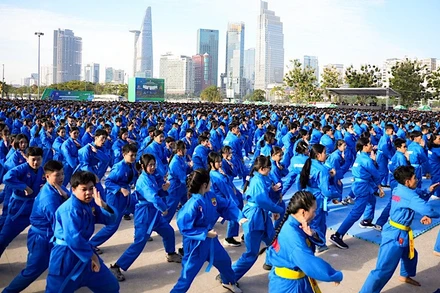 Chương trình đồng diễn võ nhạc Vovinam đầy tinh thần hào khí Việt của hơn 60.000 học sinh Thành phố Hồ Chí Minh.