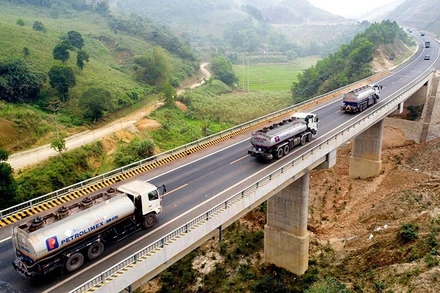 Xăng dầu được Petrolimex đưa ra thị trường tiêu thụ.