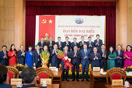 Đồng chí Trần Cẩm Tú và đồng chí Nguyễn Trọng Nghĩa chúc mừng Ban Chấp hành Đảng bộ cơ quan Ban Tuyên giáo và Dân vận Trung ương nhiệm kỳ 2025-2030. (Ảnh: SƠN TÙNG)