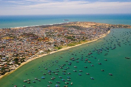 Mũi Né nhìn từ trên cao. (Ảnh: NGÔ TRẦN HẢI AN)