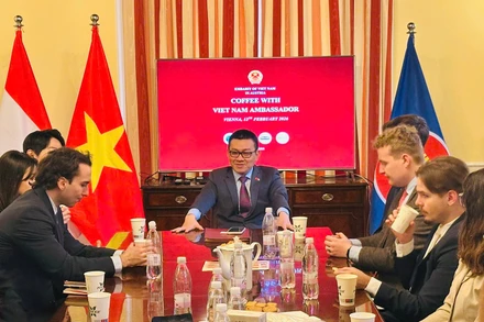 Quang cảnh buổi đối thoại “Cà-phê với Đại sứ”.