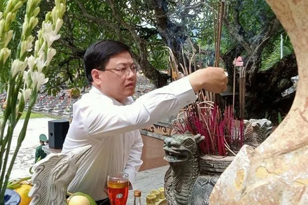 Lãnh đạo tỉnh Thanh Hóa dâng hương tưởng niệm liệt sĩ.