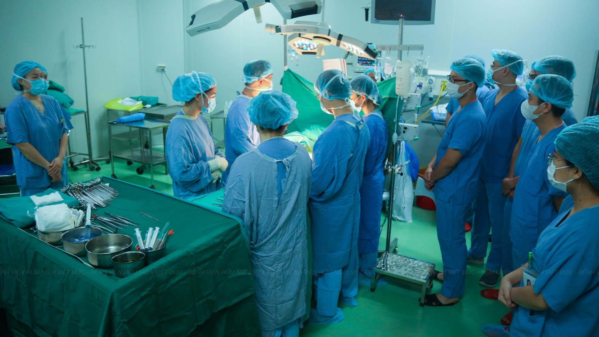Các Bác sĩ tri ân người hiến tại Bệnh viện Việt Đức trước khi thực hiện ca mổ. img6684-17418509114701831285431-9484.jpg