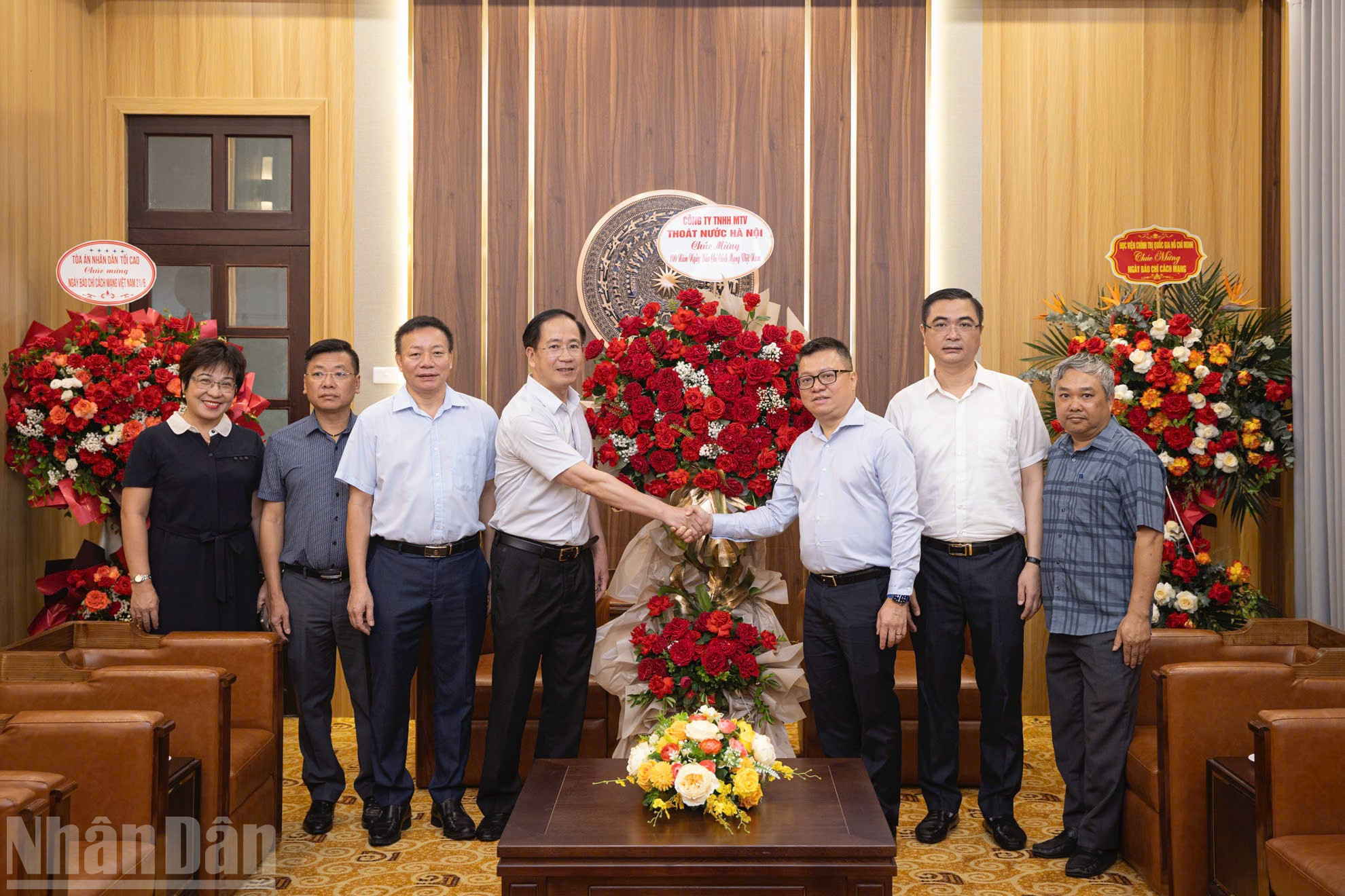 ตัวแทนบริษัท Hanoi Drainage Company Limited เข้าเยี่ยมชมและแสดงความยินดีกับหนังสือพิมพ์ Nhan Dan และแสดงความรู้สึกต่อบทความที่เป็นความจริงและลึกซึ้งเกี่ยวกับคนงานในอุตสาหกรรมการระบายน้ำ และขอบคุณหนังสือพิมพ์สำหรับความเป็นเพื่อนและการแบ่งปัน ซึ่งเป็นแหล่งกำลังใจที่ดีแก่พนักงานและคนงานของบริษัท ndo_bl_z6713510434642-9a5ea842b7fa3c995dd5138aea4b1be2.jpg