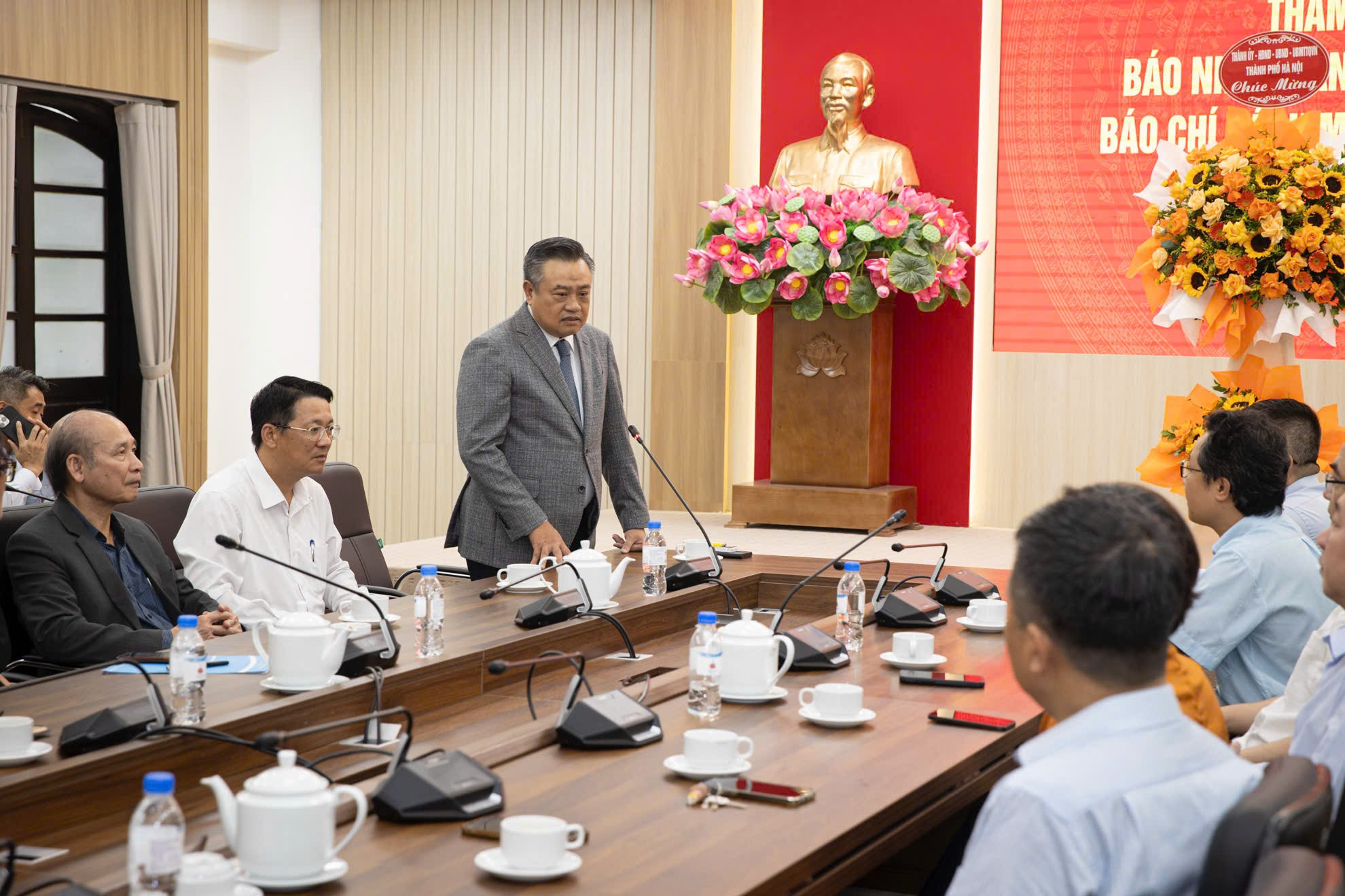 นาย Tran Sy Thanh ในนามของผู้นำคณะกรรมการพรรคฮานอย สภาประชาชน คณะกรรมการประชาชน และคณะกรรมการแนวร่วมปิตุภูมิเวียดนาม ได้แสดงความคิดเห็นเกี่ยวกับกิจกรรมของสมาคมนักข่าวเวียดนามในโอกาสครบรอบ 100 ปีวันนักข่าวปฏิวัติเวียดนาม ในขณะเดียวกัน ประธานคณะกรรมการประชาชนฮานอย นาย Tran Sy Thanh ได้ให้ความเคารพและชื่นชมอย่างยิ่งต่อผลงานอันยิ่งใหญ่ของหนังสือพิมพ์ Nhan Dan ในกระบวนการสร้างและพัฒนาเมืองหลวงในช่วงเวลาที่ผ่านมา z6713505594230-9ea7953e3bec68674ea95cf774e376a9.jpg