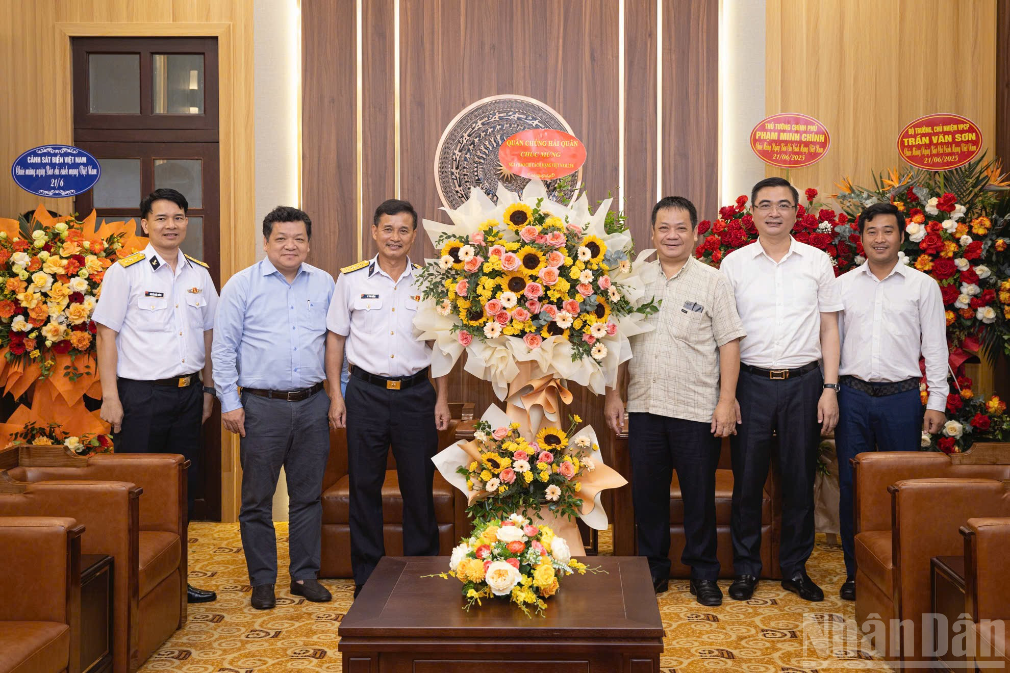 ผู้แทนกองทัพเรือเข้าเยี่ยมชมและแสดงความยินดีกับหนังสือพิมพ์ Nhan Dan เนื่องในโอกาสครบรอบ 100 ปีวันปฏิวัติเวียดนาม และแสดงความขอบคุณอย่างสูงต่อความสัมพันธ์ระหว่างหนังสือพิมพ์กับกองทัพเรือในการปกป้องทะเลและหมู่เกาะ ตลอดจนอำนาจอธิปไตยของปิตุภูมิ และหวังว่าหนังสือพิมพ์จะได้รับความสำเร็จด้านการโฆษณาชวนเชื่อต่อไปอีกมากมาย ndo_br_z6713514080131-b66297620474273249b49ec2bea9537c.jpg