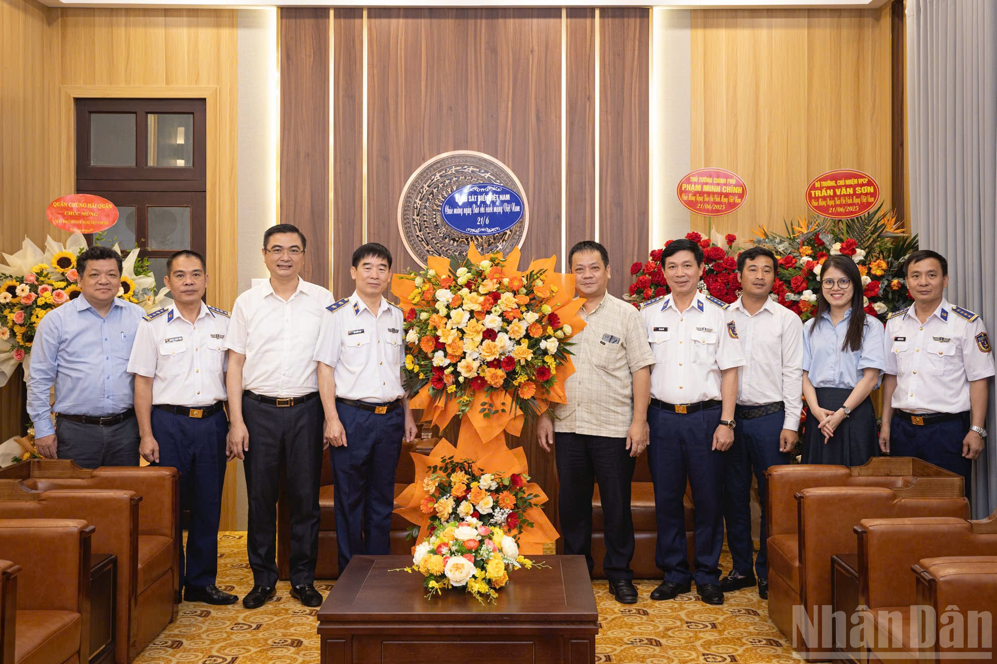 พลโท บุ้ย กว๊อก โอย เลขาธิการพรรคและผู้บัญชาการการเมืองของกองกำลังชายฝั่งเวียดนาม ในนามของผู้นำของกองบัญชาการกองกำลังชายฝั่งสูงสุด เยี่ยมชมและแสดงความยินดีกับหนังสือพิมพ์ Nhan Dan เนื่องในโอกาสครบรอบ 100 ปีวันปฏิวัติเวียดนาม เขาแสดงความเคารพและหวังว่าหนังสือพิมพ์ Nhan Dan จะยังคงมีส่วนสนับสนุนที่สำคัญต่อจุดมุ่งหมายร่วมกันของพรรค รัฐ และประชาชน เผยแพร่ภาพลักษณ์และภารกิจของกองกำลังในการปกป้องอธิปไตย ความมั่นคง และความปลอดภัยของทะเลและเกาะต่างๆ ของปิตุภูมิ ndo_br_z6713514191843-0fe0906b14b1b2b3a3f788e02a01c837.jpg