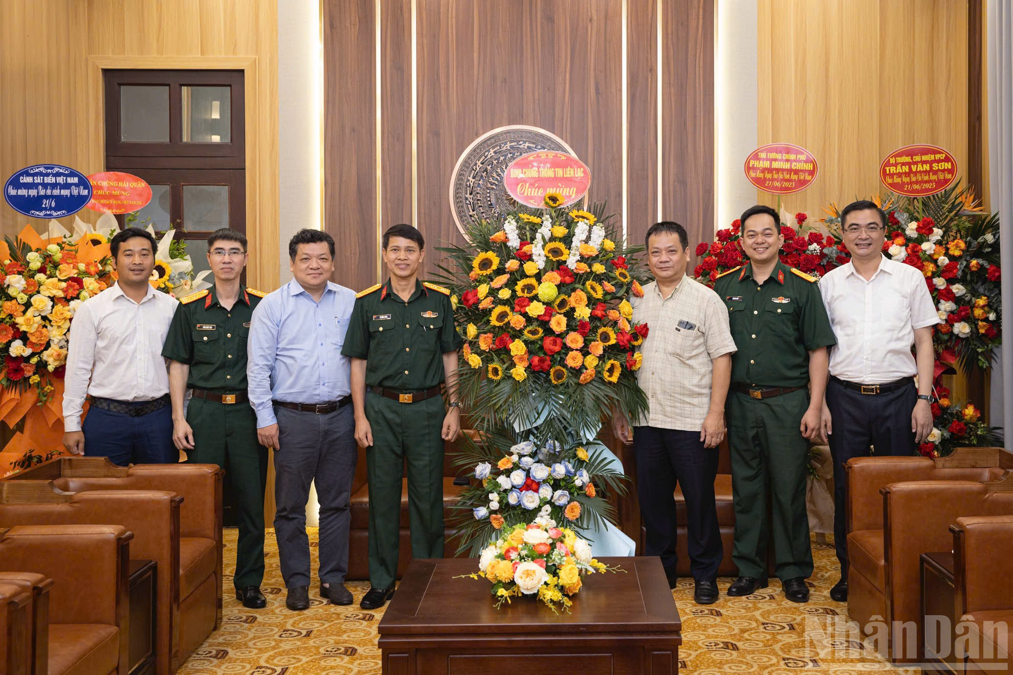 พันเอกโต้หง ฉวน รองผู้บัญชาการกองการเมืองกองสัญญาณ เป็นตัวแทนผู้นำกองสัญญาณเข้าเยี่ยมและแสดงความยินดีกับหนังสือพิมพ์หนานดาน พร้อมขอบคุณหนังสือพิมพ์ที่ให้การสนับสนุนในการเผยแพร่ภาพลักษณ์ทหารข่าวสาร และสร้างความตระหนักรู้เกี่ยวกับบทบาทของอุตสาหกรรมในการปกป้องปิตุภูมิ ndo_br_z6713513817440-f109c9ae7049fefaf3cf748c34be10dc.jpg