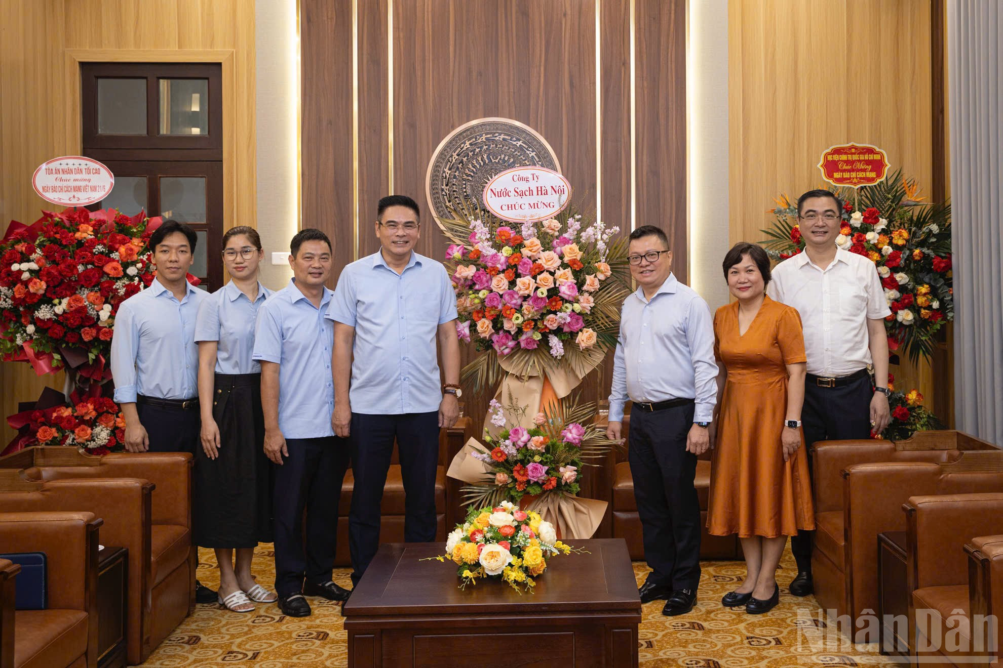บริษัทน้ำสะอาดฮานอยเยี่ยมชมและแสดงความยินดีกับหนังสือพิมพ์ Nhan Dan ตัวแทนของหน่วยงานแสดงความขอบคุณต่อการสนับสนุนอันยิ่งใหญ่ของหนังสือพิมพ์ Nhan Dan ซึ่งเป็นหน่วยงานที่มีบทบาทสำคัญในระบบสื่อปฏิวัติของเวียดนาม ndo_br_z6713510479380-c3d140272516d53d70dbe5873492770f.jpg