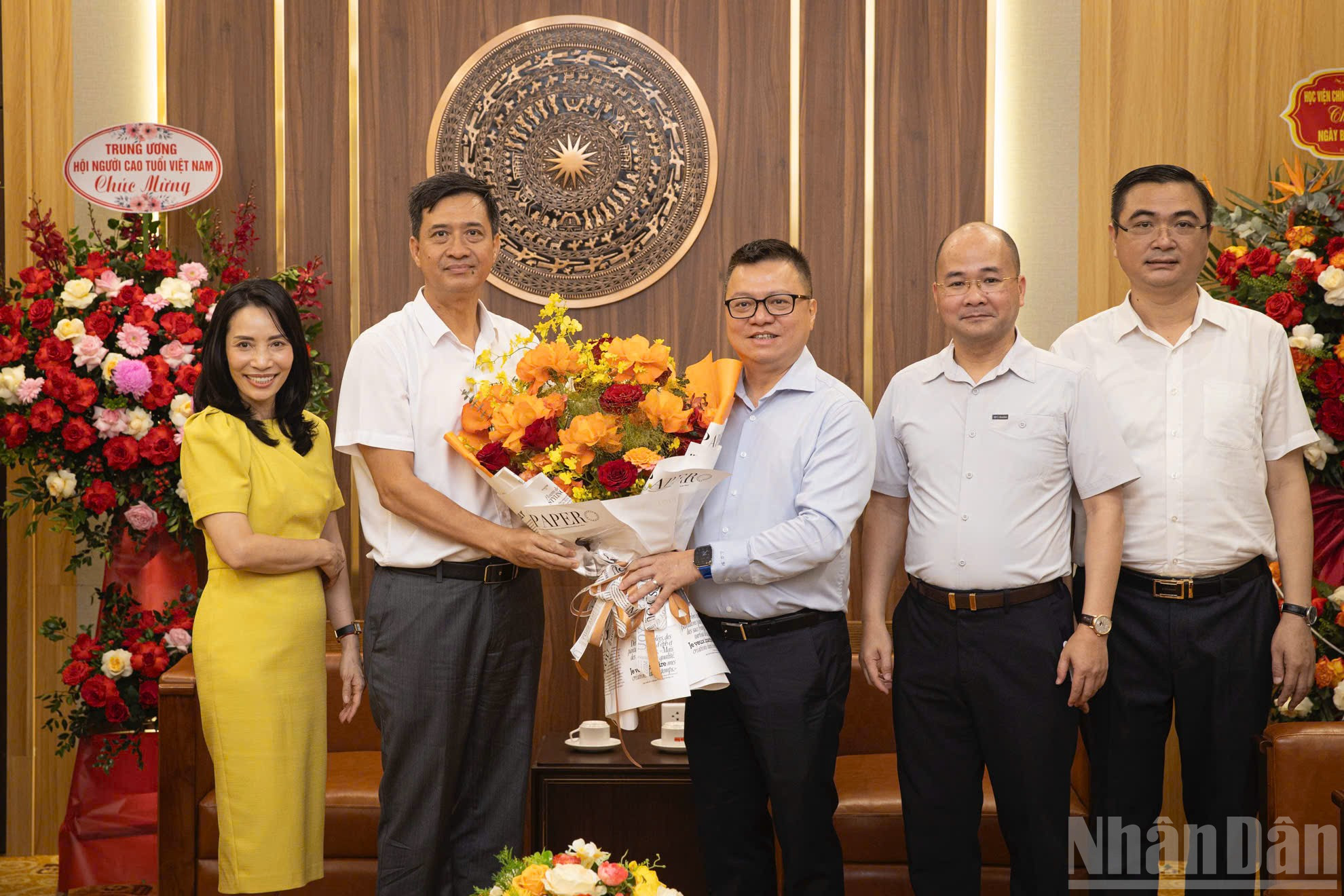 ตัวแทนจากกลุ่ม VNPT เยี่ยมชมและแสดงความยินดีกับหนังสือพิมพ์ Nhan Dan เนื่องในโอกาสครบรอบ 100 ปีวันนักข่าวปฏิวัติเวียดนาม และแสดงความปรารถนาที่จะเคียงข้างหนังสือพิมพ์ในการทำงานด้านการสื่อสารและส่งเสริมการเปลี่ยนแปลงทางดิจิทัลในระดับชาติต่อไป ndo_br_z6713507525825-fa6e704256095775922d5aece8300ee6.jpg