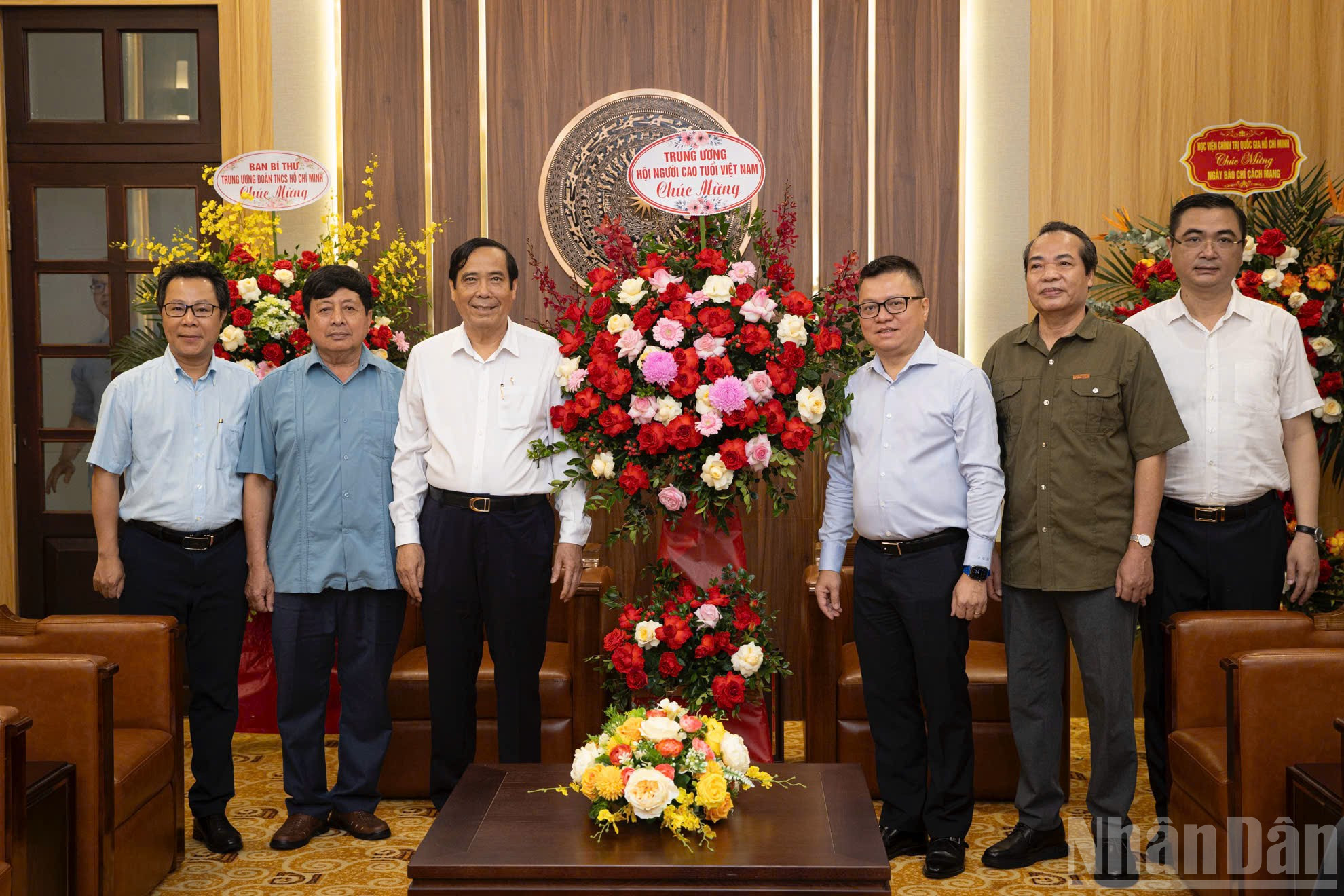 สหายเหงียน ทันห์ บิ่ญ ประธานคณะกรรมการกลางสมาคมผู้สูงอายุแห่งเวียดนาม เยี่ยมชมและแสดงความยินดีกับหนังสือพิมพ์ Nhan Dan และแสดงความชื่นชมต่อการสนับสนุนของหนังสือพิมพ์ในการทำงานโฆษณาชวนเชื่อ โดยสะท้อนถึงบทบาท ตำแหน่ง และการมีส่วนสนับสนุนของผู้สูงอายุในชีวิตทางสังคมอย่างลึกซึ้งและมีมนุษยธรรม ndo_br_z6713506559292-8f0952b56b982d9b9e62eb83fad20847.jpg