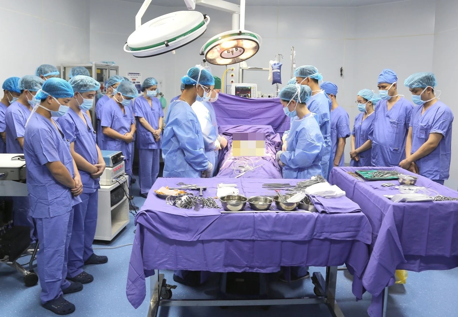 Các bác sĩ tri ân người hiến tạng chết não. (Ảnh: Bệnh viện Đa khoa tỉnh Quảng Ninh) 1-2.jpg