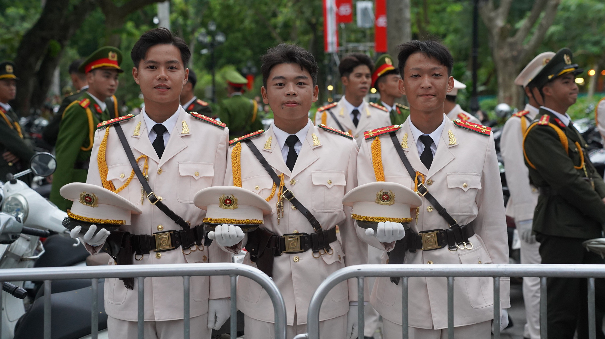 Không chỉ là những khung hình kỷ niệm, đó còn là dấu mốc ghi lại niềm tự hào của tuổi trẻ trong màu áo lính, khoảnh khắc hòa vào không khí cả nước chung niềm vui mừng đại lễ. dsc04540.jpg