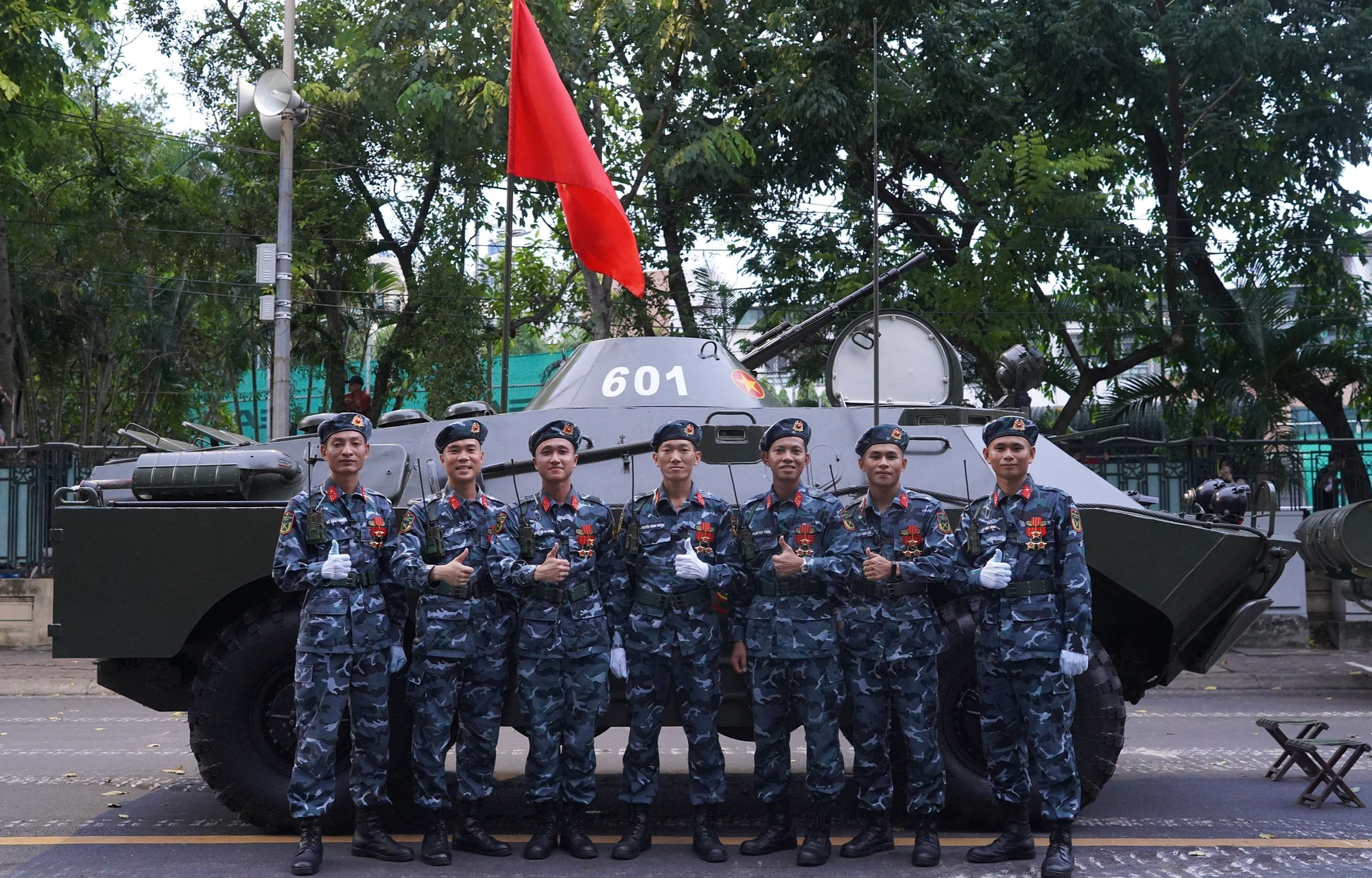 Những tấm ảnh được bấm máy rất nhanh bởi sau đó các đồng chí phải trở lại đội ngũ, sẵn sàng cho phần diễu binh, diễu hành quan trọng. dsc04553.jpg