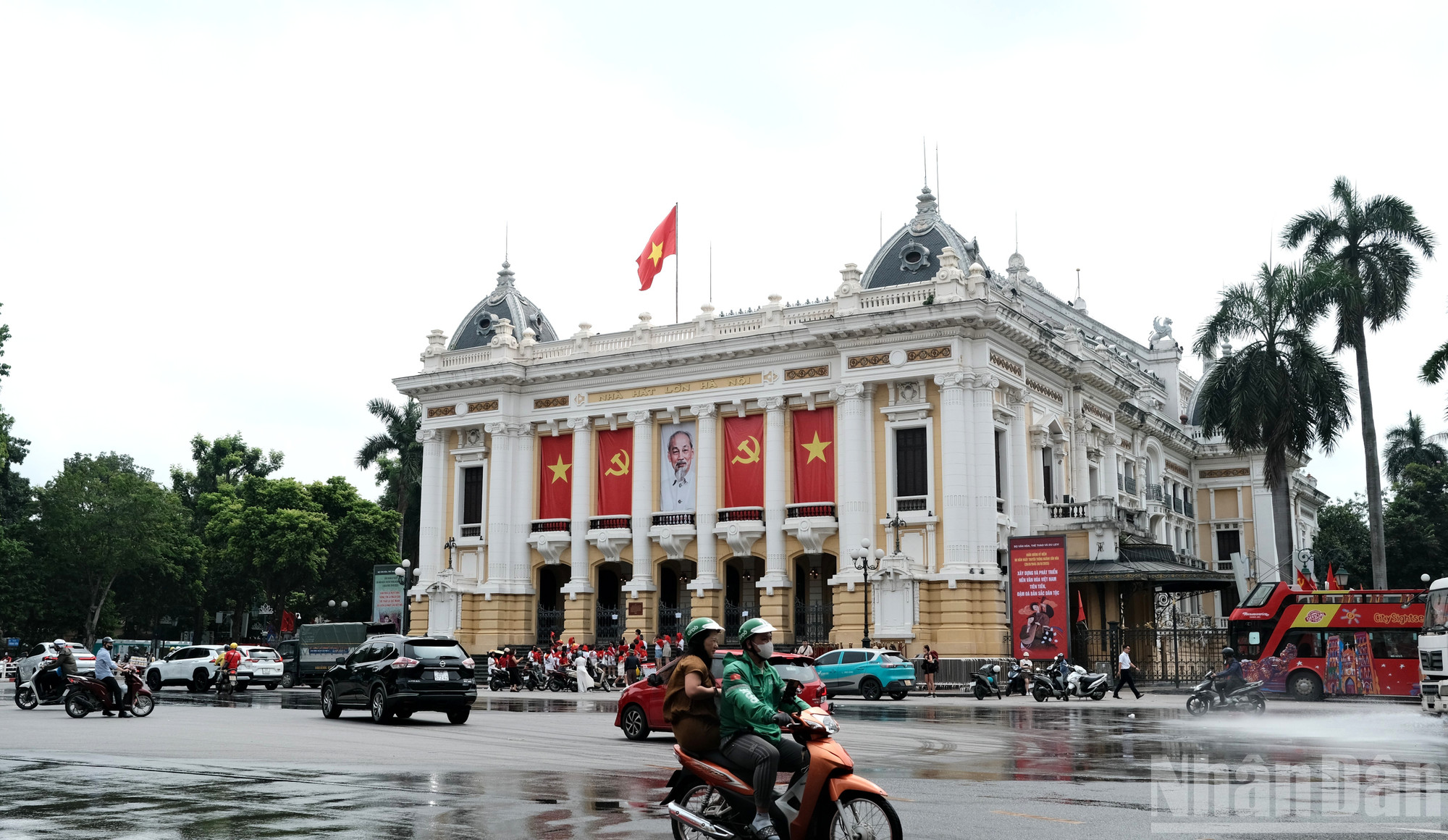 Khu vực Nhà hát Lớn là một trong những địa điểm rộng để theo dõi chương trình. ndo_br_nguyen-thai-hoc-trang-thi-trang-tien-1.jpg