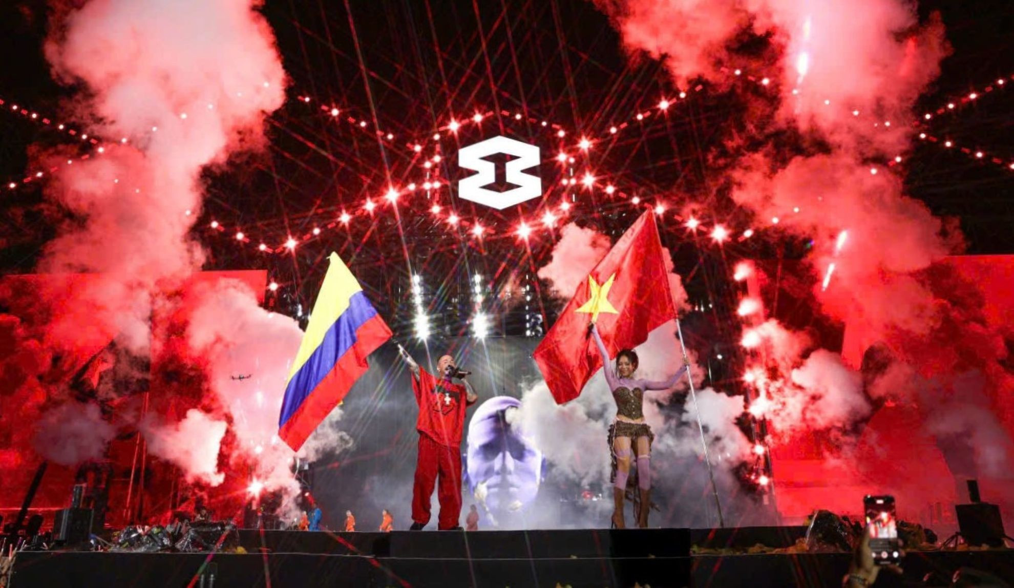 J Balvin và Tlinh biểu diễn cùng lá cờ Việt Nam-Colombia. z6937963325171-8c511ca7707ab3d4884c8ed40d91aa9c-2038.jpg